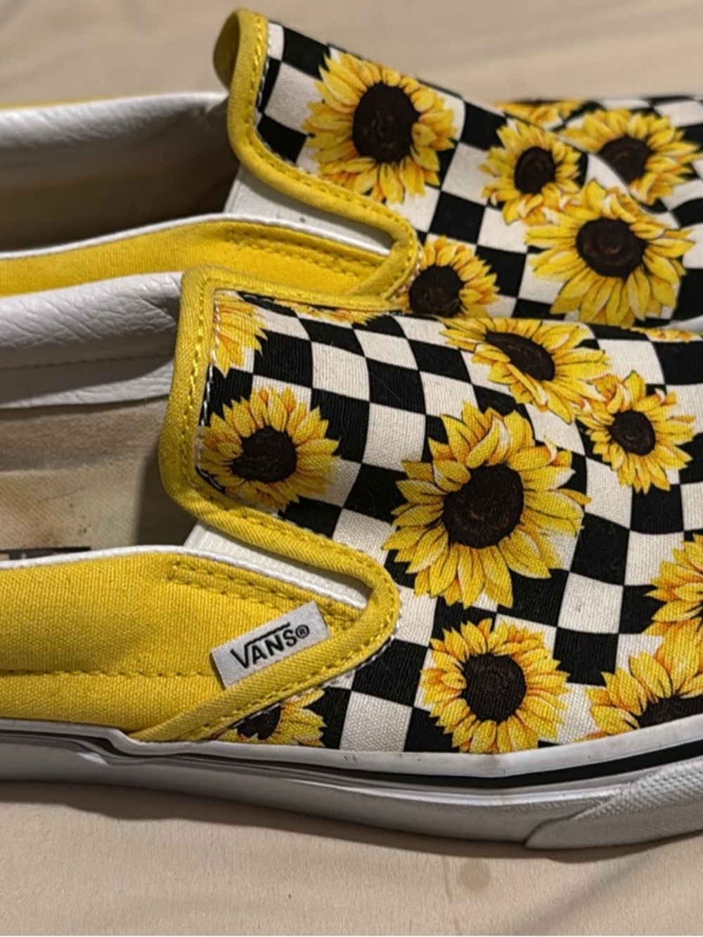 Vans women’s Slip-On Sneakers in Yellow Sunflower Check - Picture 2 of 5